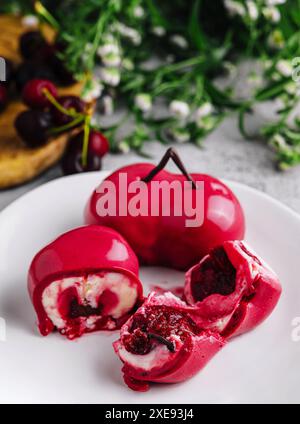 Mousse con glassa a specchio e ripieno di ciliegia Foto Stock