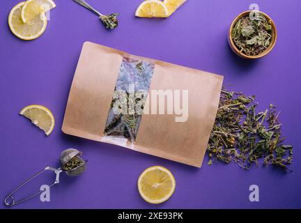 Foglie di tè secche e fresche con fette di limone Foto Stock