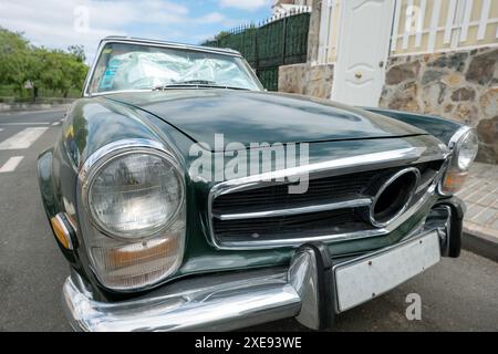 Auto d'epoca parcheggiata in strada in zona residenziale. Foto Stock