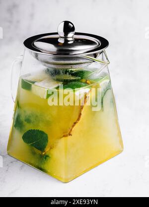 Tè verde ghiacciato o limonata con lime e menta Foto Stock