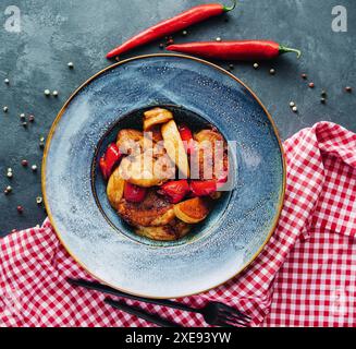 Cosce di pollo grigliate con patate al forno Foto Stock