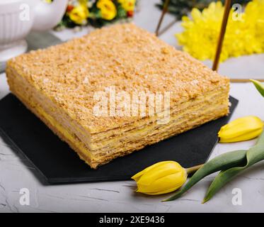 Torta a strati con crema di vaniglia napoleonica millefeuille Foto Stock