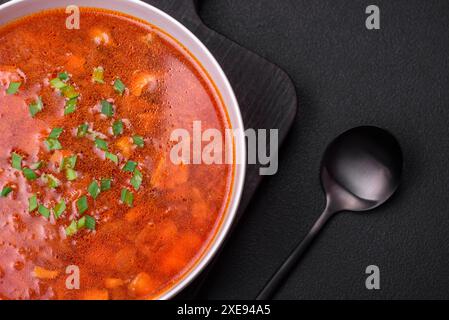 Delizioso borscht ucraino fresco con barbabietole, carote e cavolo Foto Stock