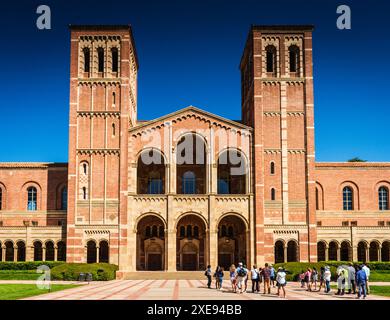 Los Angeles, California USA - 28 marzo 2017: Il tour universitario dell'UCLA si ferma a Royce Halll. Foto Stock
