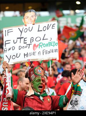 Un tifoso portoghese in palio davanti alla partita UEFA Euro 2024 del gruppo F all'Arena AufSchalke di Gelsenkirchen, Germania. Data foto: Mercoledì 26 giugno 2024. Foto Stock