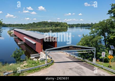 Centreville, Michigan - il Langley Covered Bridge, costruito nel 1887. La sua lunghezza di 282 piedi (in tre campate di 94 piedi) lo rende il più lungo rem coperto Foto Stock