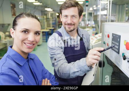 Ingegnere e apprendista in fabbrica Foto Stock