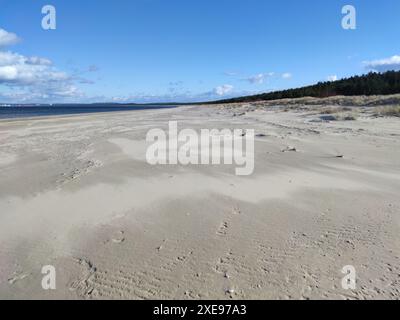 Ampia spiaggia naturale sul Mar Baltico Foto Stock