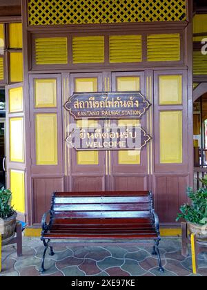 Kantang, Thailandia - 22 gennaio 2024: La storica stazione ferroviaria di Kantang a Trang, Thailandia. È l'ultima stazione della linea ferroviaria delle Andamane. Il Foto Stock