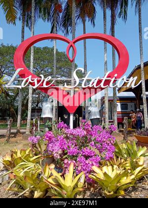 Kantang, Thailandia - 22 gennaio 2024: La storica stazione ferroviaria di Kantang a Trang, Thailandia. È l'ultima stazione della linea ferroviaria delle Andamane. Il Foto Stock