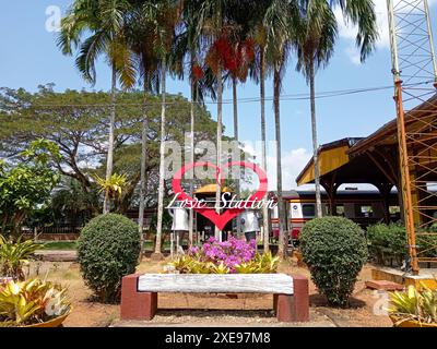 Kantang, Thailandia - 22 gennaio 2024: La storica stazione ferroviaria di Kantang a Trang, Thailandia. È l'ultima stazione della linea ferroviaria delle Andamane. Il Foto Stock