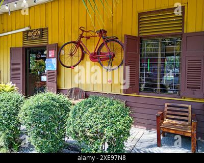 Kantang, Thailandia - 22 gennaio 2024: La storica stazione ferroviaria di Kantang a Trang, Thailandia. È l'ultima stazione della linea ferroviaria delle Andamane. Il Foto Stock