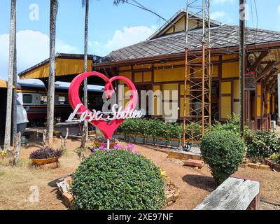 Kantang, Thailandia - 22 gennaio 2024: La storica stazione ferroviaria di Kantang a Trang, Thailandia. È l'ultima stazione della linea ferroviaria delle Andamane. Il Foto Stock