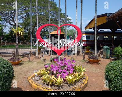 Kantang, Thailandia - 22 gennaio 2024: La storica stazione ferroviaria di Kantang a Trang, Thailandia. È l'ultima stazione della linea ferroviaria delle Andamane. Il Foto Stock