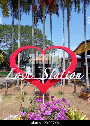 Kantang, Thailandia - 22 gennaio 2024: La storica stazione ferroviaria di Kantang a Trang, Thailandia. È l'ultima stazione della linea ferroviaria delle Andamane. Il Foto Stock