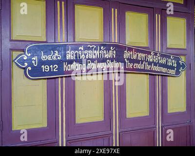 Kantang, Thailandia - 22 gennaio 2024: La storica stazione ferroviaria di Kantang a Trang, Thailandia. È l'ultima stazione della linea ferroviaria delle Andamane. Il Foto Stock