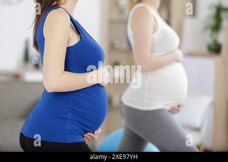 concetto di relax in classe di esercizio per persone diverse Foto Stock