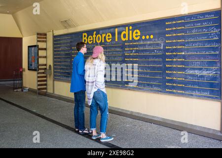 San Diego, California Stati Uniti d'America - 31 marzo 2017: Studenti universitari maschi e femmine che leggono la lavagna di gesso riempiono lo spazio vuoto per le risposte scelte della lista dei secchi di UC Foto Stock