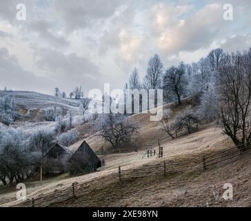 Inverno in arrivo. Nuvoloso e nebbia mattina molto tardo autunno montagne scena. Tranquillo viaggio pittoresco, stagionale, natura e c Foto Stock