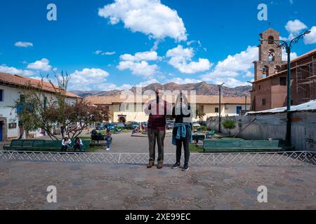 Cusco, Perù - 9 agosto 2023: Donna dai capelli neri con suo padre scatta foto del quartiere di San Blas Foto Stock