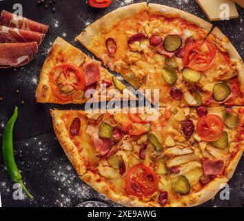 Pizza con salsiccia, prosciutto e pollo Foto Stock