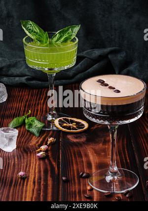 Cocktail alcolici esotici su tavola Foto Stock