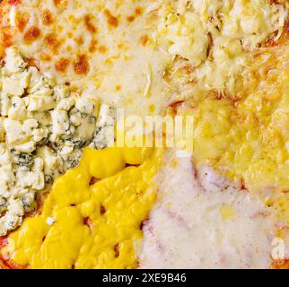 Diversi tipi di formaggio su una grande pizza Foto Stock