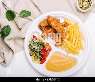 Pepite di pollo con patatine fritte e salsa di senape Foto Stock