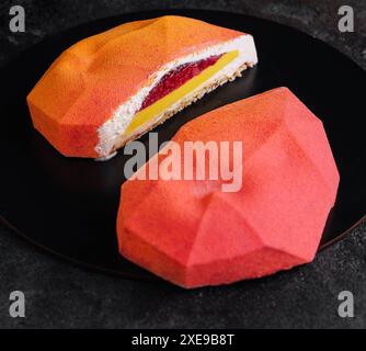 Mousse di mango alla fragola sul piatto Foto Stock