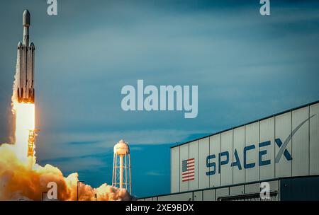 Cape Canaveral, Stati Uniti. 25 giugno 2024. Un razzo Falcon Heavy SpaceX con la navicella Goes-u viene lanciato dal Kennedy Space Center della NASA a Cape Canaveral, Florida, il 25 giugno 2024. (Foto di Edgardo J. Medina Millán/Sipa USA) credito: SIPA USA/Alamy Live News Foto Stock