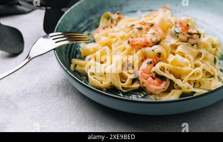 Fettuccine di pasta italiana o tagliatelle con gamberetti Foto Stock