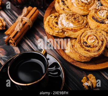 Dolci alla cannella fatti in casa sul tavolo Foto Stock