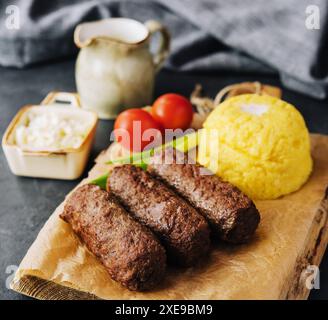 Piatto tradizionale rumeno alla griglia - mici o mititei Foto Stock