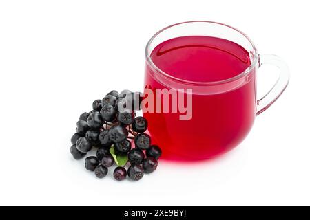 Succo di cioccolato nero e bacche fresche isolate in bianco Foto Stock