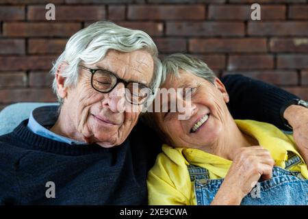 Contenuto anziani coppia sorridente con gli occhi chiusi Foto Stock