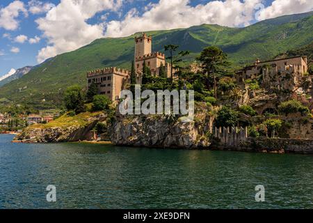 Vista panoramica del Castello Scaligero vicino a Malcesine in Italia. Foto Stock