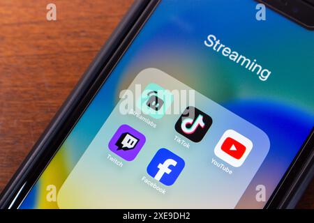 Streamlabs, TikTok, YouTube, Twitch e le app di Facebook presenti in un App Store. Streamlabs è un'app che supporta principalmente lo streaming live sulle piattaforme Foto Stock