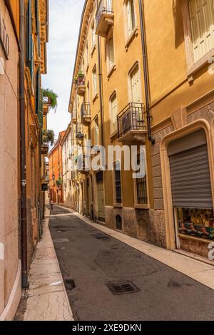 Strada della città vecchia a Verona in Italia. Foto Stock