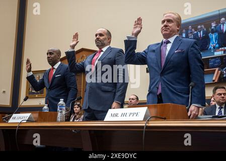 Washington, Stati Uniti. 26 giugno 2024. Da sinistra a destra, Eddie Harrell Jr., Vicepresidente regionale e Direttore generale, radio One, Inc., Cleveland, Sig. Curtis LeGeyt, Presidente e Amministratore delegato della National Association of Broadcasters Michael Huppe, Presidente e Amministratore delegato di SoundExchange, giurano prima di un'audizione su "radio Music and Copyrights: 100 years of inequity for Recording Artists: on Capitol Hill a Washington, DC, mercoledì 26 giugno 2024. Foto di Ken Cedeno/UPI credito: UPI/Alamy Live News Foto Stock