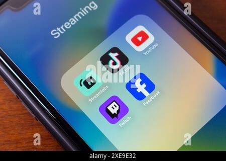 Streamlabs, TikTok, YouTube, Twitch e le app di Facebook presenti in un App Store. Streamlabs è un'app che supporta principalmente lo streaming live sulle piattaforme Foto Stock