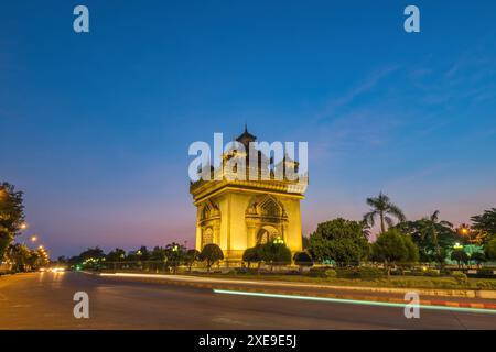 Vientiane Laos, skyline notturno della città a Patuxai (Patuxay), il punto di riferimento più famoso di Vientiane Foto Stock