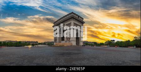Parigi Francia, panorama dello skyline della città al tramonto all'Arco di Trionfo e agli Champs Elysees Foto Stock