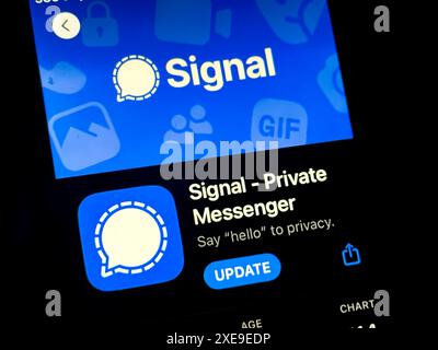 Cupertino, California, Stati Uniti. 24 giugno 2024. Un utente che visualizza l'app Signal Messenger nell'App Store iOS Apple. Signal Messenger LLC è un'organizzazione americana senza scopo di lucro che sviluppa l'app Signal, focalizzata sulla privacy e sulla sicurezza delle comunicazioni. L'azienda opera nel settore delle comunicazioni ed ha sede a Mountain View, California. Moxie Marlinspike e Brian Acton sono i fondatori. Signal non dispone di un ticker per azioni quotate in borsa. I prodotti principali includono messaggistica crittografata, chiamate vocali e videochiamate. Signal è noto per il suo forte impegno verso la privacy e la se Foto Stock