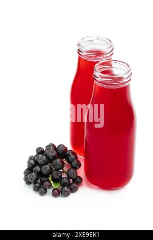 Succo di cioccolato nero e bacche fresche isolate in bianco Foto Stock