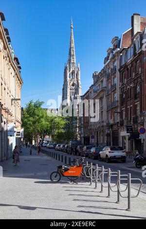 Lille, Francia - 23 giugno 2020: La chiesa di Saint-Maurice è una chiesa cattolica in stile gotico e neogotico, situata in rue Pierre-Mauroy, Foto Stock