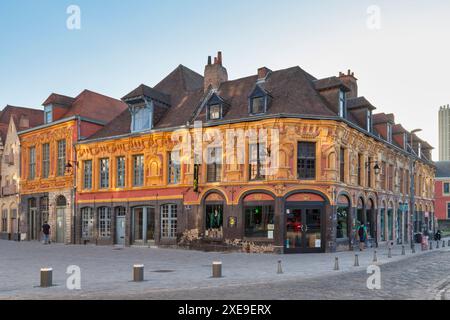 Lille, Francia - 23 giugno 2020: La casa di Gilles de la Boë, nota anche come Bon Bouillon, è una casa in stile manierista fiammingo, situata all'angolo di Foto Stock