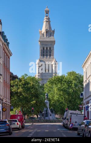 Lille, Francia - 23 giugno 2020: La chiesa di Saint-Michel è una chiesa costruita alla fine del XIX secolo, in Place Philippe Lebon, nel centro di Lille Foto Stock