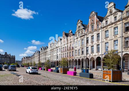 Arras, Francia - 22 giugno 2020: Sgargianti edifici gotici con frontoni fiamminghi e portici lungo la Grand-Place nel centro della città. Foto Stock