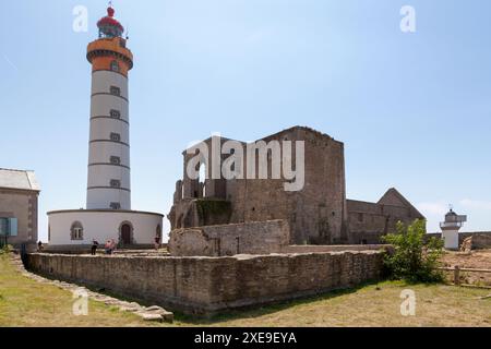 Plougonvelin, Francia - 24 luglio 2017: La pointe Saint-Mathieu con il suo faro e le rovine dell'abbazia. Si trova vicino a le Conquet, nel territorio Foto Stock