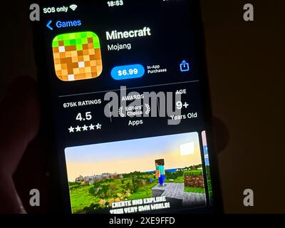 Cupertino, California, Stati Uniti. 24 giugno 2024. Un utente che visualizza l'app Minecraft nell'App Store iOS Apple. Minecraft è un videogioco sandbox sviluppato da Mojang Studios, una sussidiaria di Xbox Game Studios, di proprietà di Microsoft Corporation. L'azienda opera nel settore dei giochi d'azzardo ed ha sede a Redmond, Washington. Phil Spencer è il CEO di Microsoft Gaming. Il ticker delle azioni di Microsoft è MSFT. I prodotti principali includono il gioco Minecraft, che consente ai giocatori di costruire ed esplorare mondi virtuali fatti di blocchi. Minecraft è conosciuta per la sua azione di gioco creativa e per la sua eccitazione Foto Stock